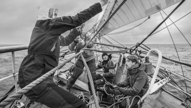 Port watch tacking down the forecourse