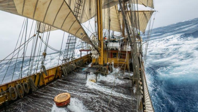 Drake Passage gives us a little taste of what it is capable of Bark EUROPA Jordi Plana