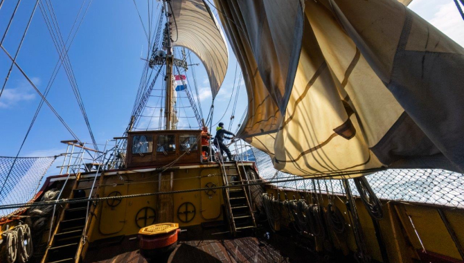 Last day at the Drake Passage. Strong winds and growing seas all the way until arrival to the South Shetland Islands. Jordi Morales