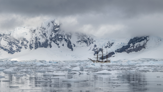 aradise Harbour zodiac cruise and landing at Neko harbour. Whalewatching at Andvord Bay  by Jordi Plana Morales