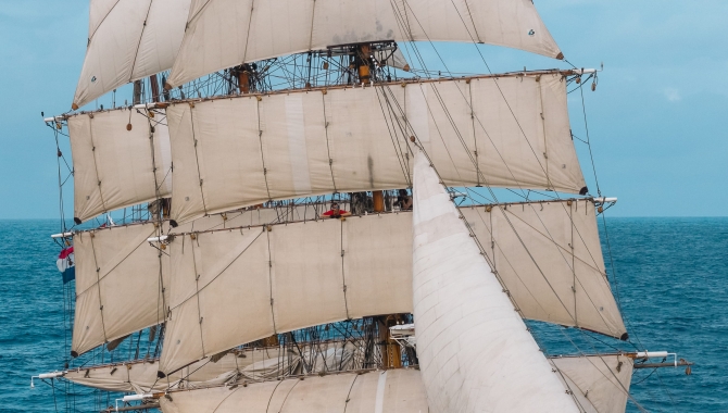Stunsails set sailing from tahiti to the cook islands