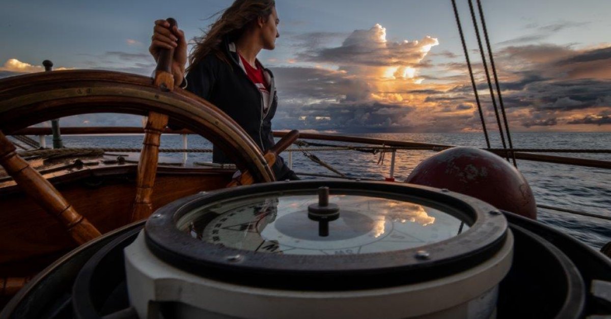 Doldrums. Rig jobs and swimming | Bark EUROPA