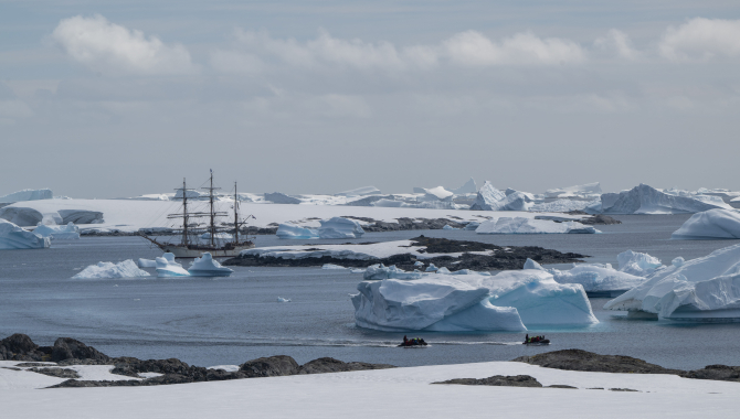 Lemaire Channel. Argentine Islands by Jordi Plana Morales