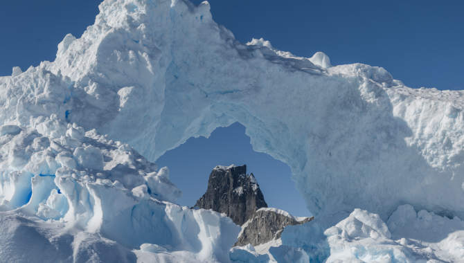 Landing at Yalour Island and Zodiac cruising Berthelot Islands in Collins Bay by Jordi Plana Morales